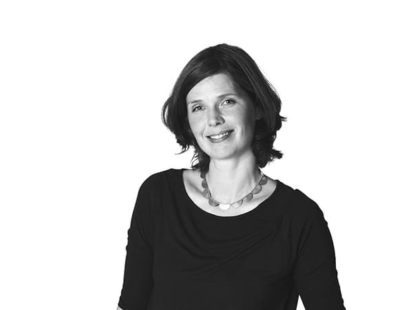 Suomalainen IKEA-suunnittelija Emma Hagman poseeraa hymyillen kuvaajalle mustavalkoisessa kuvassa.