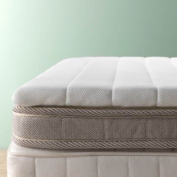 Surmatelas posé sur un matelas.