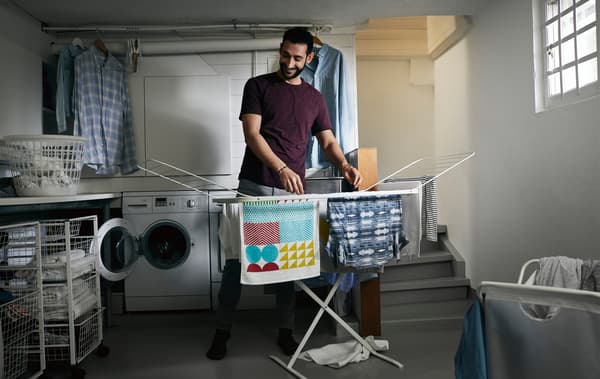Sušením bielizne na sušiak IKEA ušetríte energiu a peniaze v domácnosti.