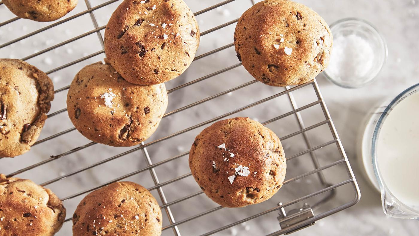 Sušienky s čokoládou na mriežke LÄTTBAKAD, vedľa stojí odmerka VARDAGEN s mliekom a miska so soľou.