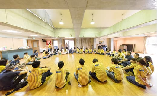 参加スタッフが円形に座っている。