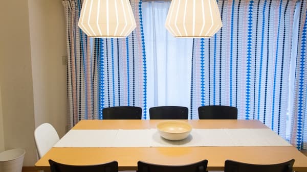 ストライプ柄のカーテンが掛けられたダイニングスペース。