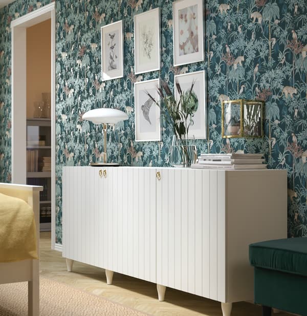 SUTTERVIKEN door fronts, paired with EDVALLA brass handles compliment a bold print wallpaper