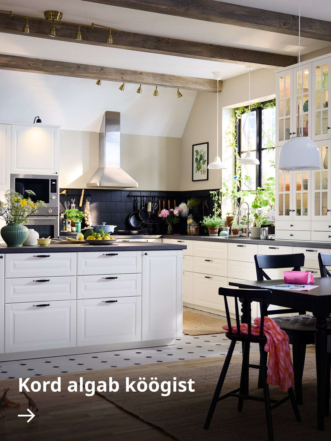 Suur traditsioonilises stiilis valgete BODBYN esipaneelidega köök koos köögisaare ja tumeda puidust söögialakomplektiga.