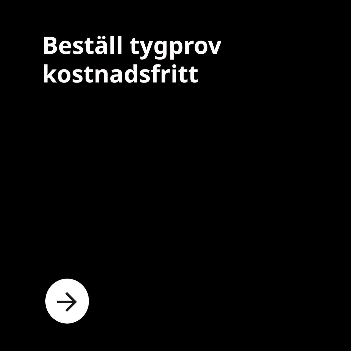 Svart ruta med texten: "Beställ tygprov kostnadsfritt". I rutan finns även en vit cirkel med en svart pil. Bilden leder till ett formulär där du kan beställa tygproever till soffor. 