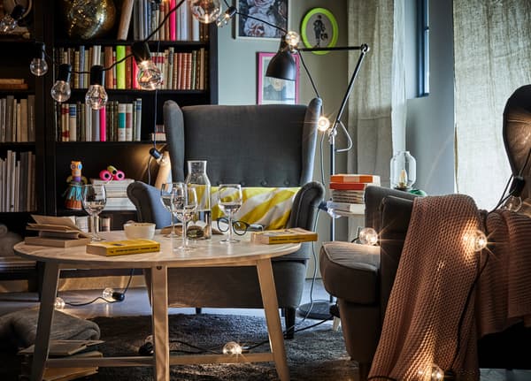 SVARTRÅ Lichterkette für drinnen/draußen in Schwarz schafft ohne viel Aufwand ein festliches Ambiente. Nutze sie also doch einfach auch mal drinnen.