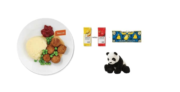 Švédské masové kuličky
5 ks kuliček, smetanová omáčka, hrášek, brusinky, příloha, smoothie LÅNGLUR z ovoce a zeleniny nebo smoothie LÅNGLUR s jablky a lesním ovocem, plyšová hračka KRAMIG