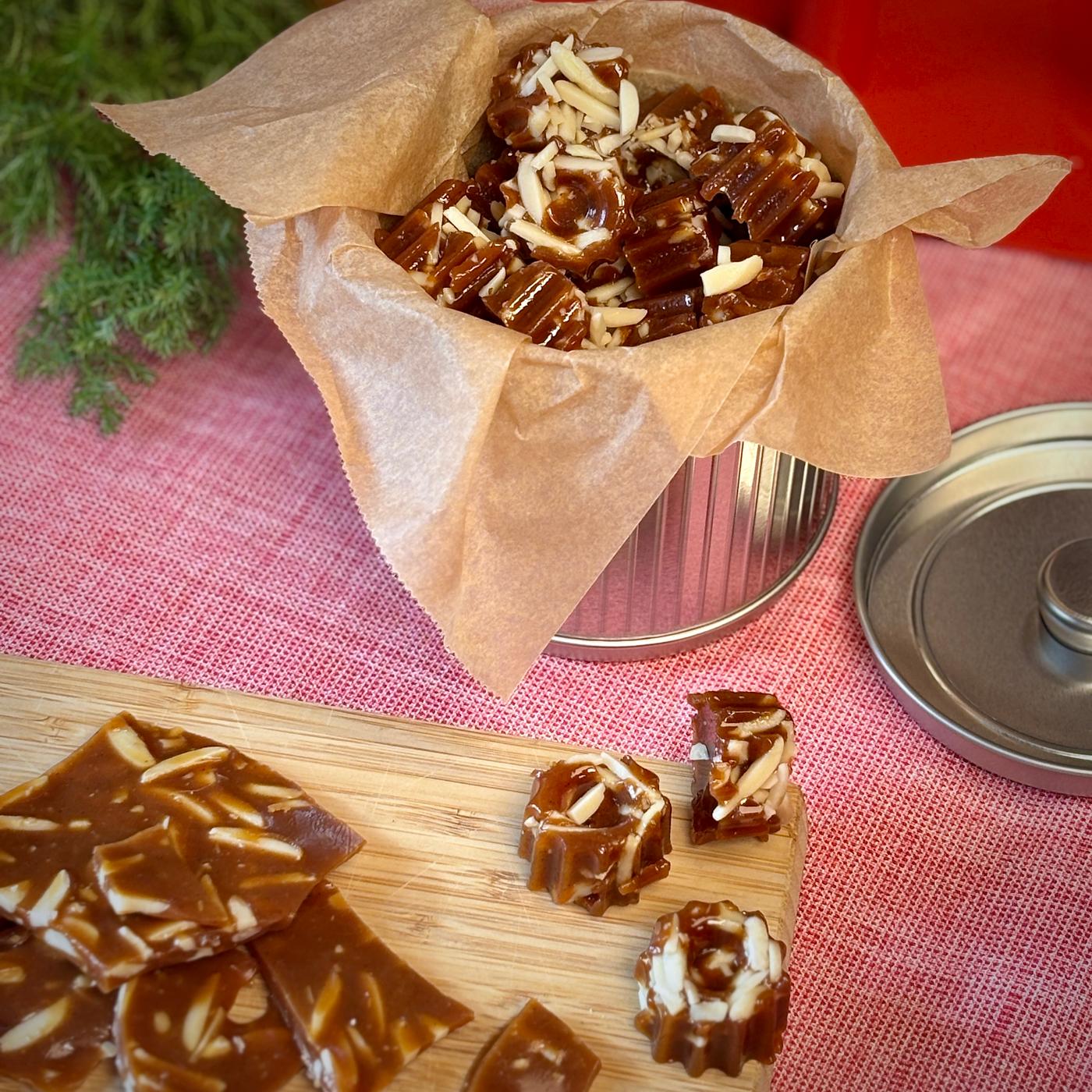 Svensk "knäck" med mandelsplitter i en kagedåse.