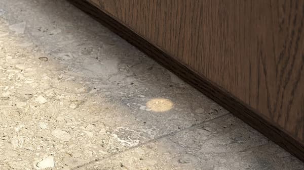 Svetelný lúč umývačky riadu na podlahe