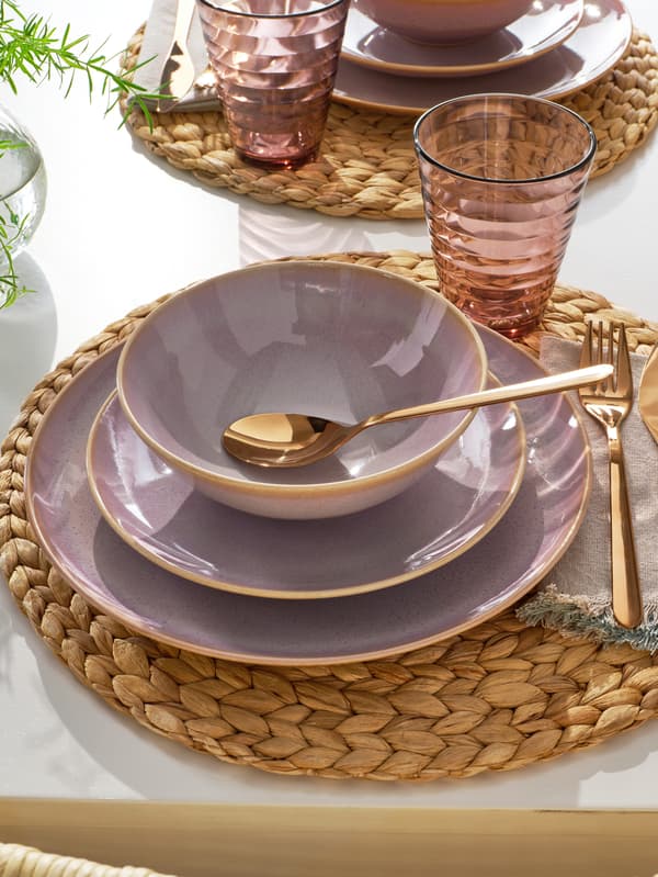 Svetloružové taniere a miska FÄRGKLAR na prestieraní SOARÉ.