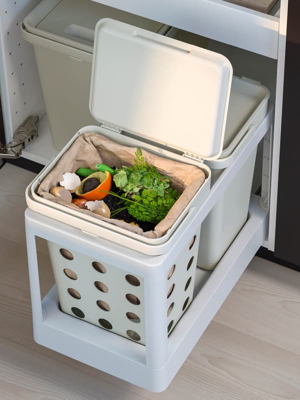 Svetlosivý kôš na bioodpad HÅLLBAR vo výsuvnom ráme HÅLLBAR.