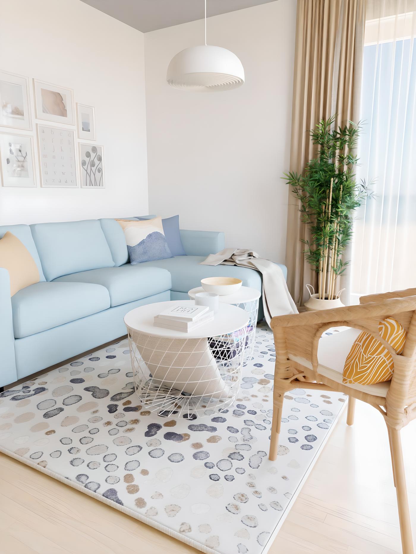 Svijetli dnevni boravak s plavim kaučem, bijelim stolićem, tepihom s uzorkom točkica i zelenom biljkom pored prozora.