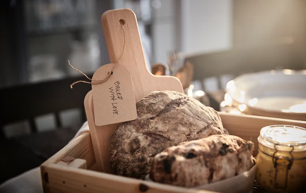 świeżo upieczony chleb w drewnianym pojemniku