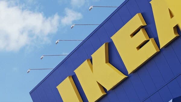 Symbolbild des IKEA Logos an einem IKEA Einrichtungshaus