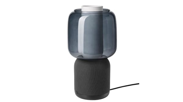 SYMFONISK bordlampe med højttaler i hvid og grå vist på en hvid baggrund.