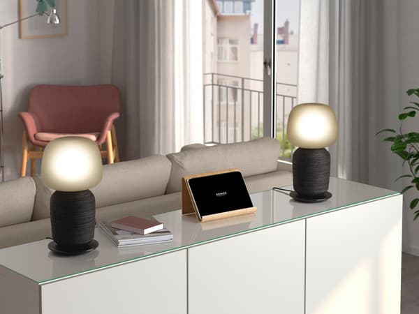 SYMFONISK stolní lampa s reproduktorem v černé barvě.