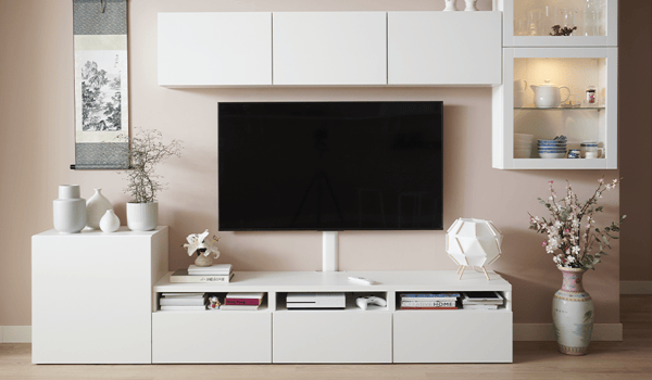 Système de rangement blanc pour le salon avec des rangements au mur et un meuble télé