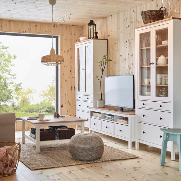 Szafka pod TV i dwie witryny z serii HEMNES w kolorze białym.