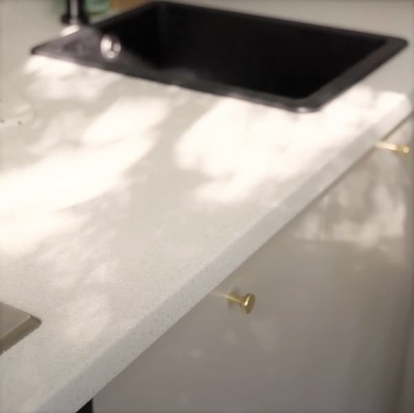 Szafki kuchenne METOD z frontami BODARP i białym blatem SÄLJAN.