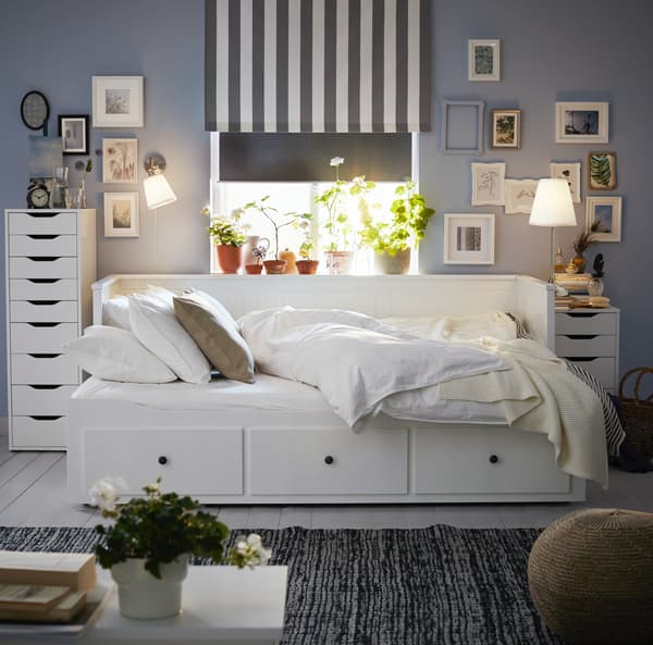 Szara sypialnia z białyą leżanką HEMNES.