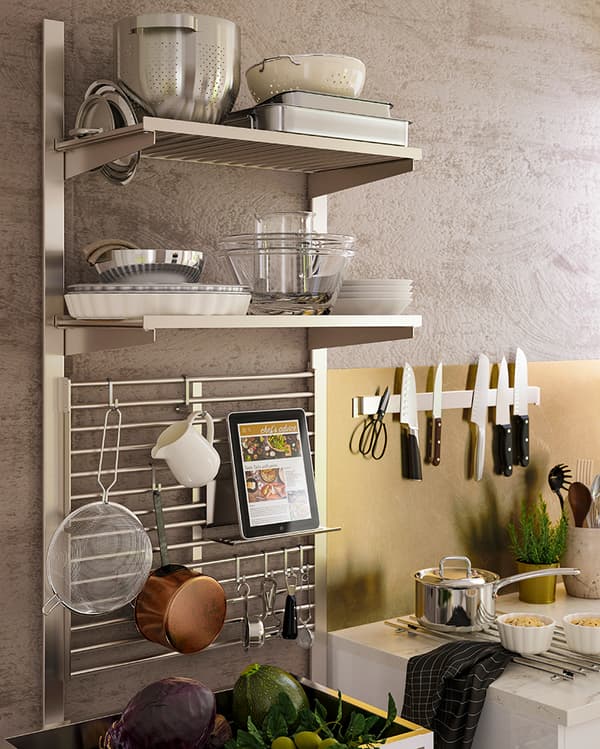 Szara szyna do zawieszania ze stali nierdzewnej IKEA KUNGSFORS z półkami.
