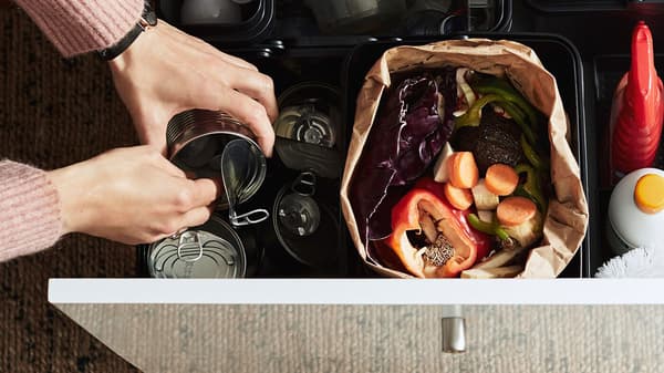 Szelektív hulladékgyűjtés egy VARIERA rendszert tartalmazó fiókban.