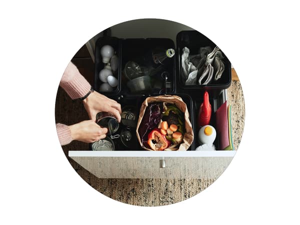 Szelektív szemetes kihúzható fiókban.