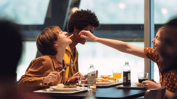 Szene von fröhlichen Kunden im IKEA Restaurant.
