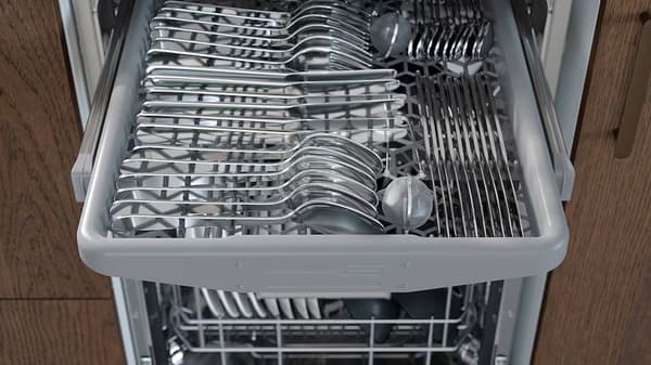 Szürke kihúzható evőeszközkosár egy mosogatógépben, benne elrendezett evőeszközökkel.
