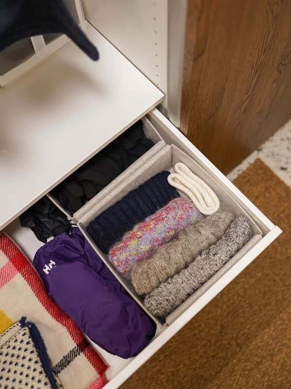 Szuflady wewnętrzne szafy PAX z drzwiami przesuwnymi.