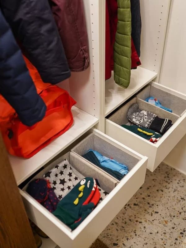 Szuflady wewnętrzne szafy PAX z drzwiami przesuwnymi.