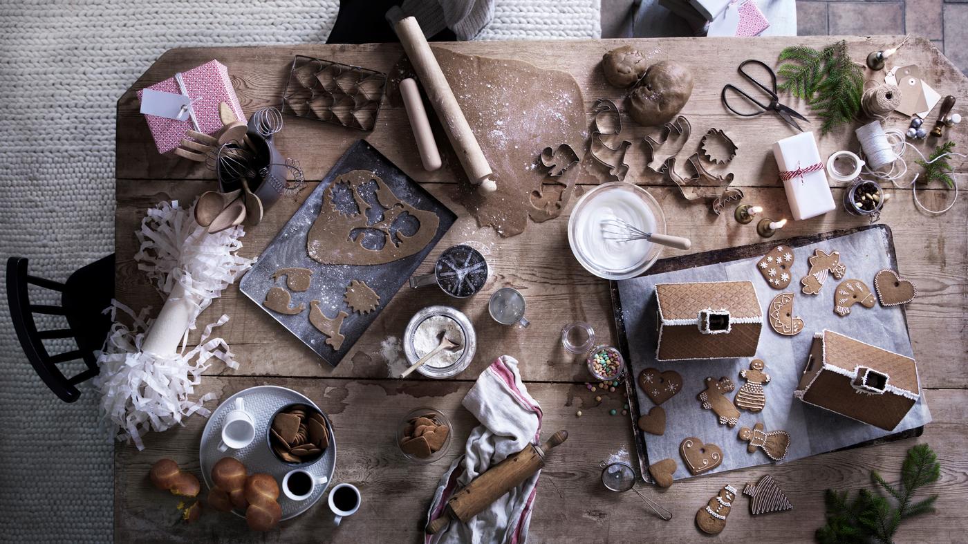 szwedzkie pierniki i domki z piernika na stole
