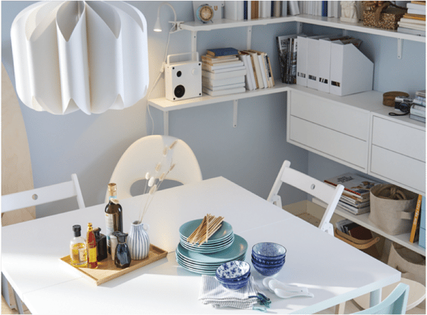 Table avec accessoires 