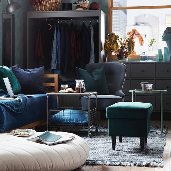 Table basse LALLERÖD, fauteuil REMSTA gris, repose-pieds STRANSMON vert foncé et pouf DIHULT dans un studio en colocation