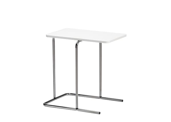 Table d'appoint blanche et pieds métalliques.