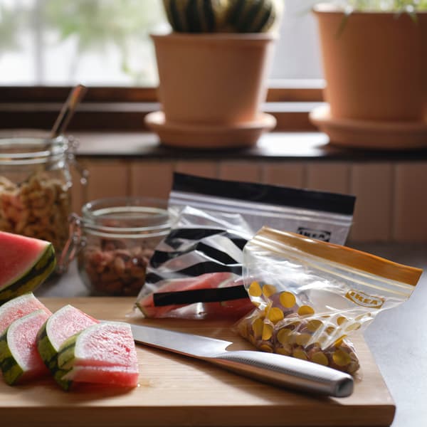 table de cuisine avec sachet de conservation