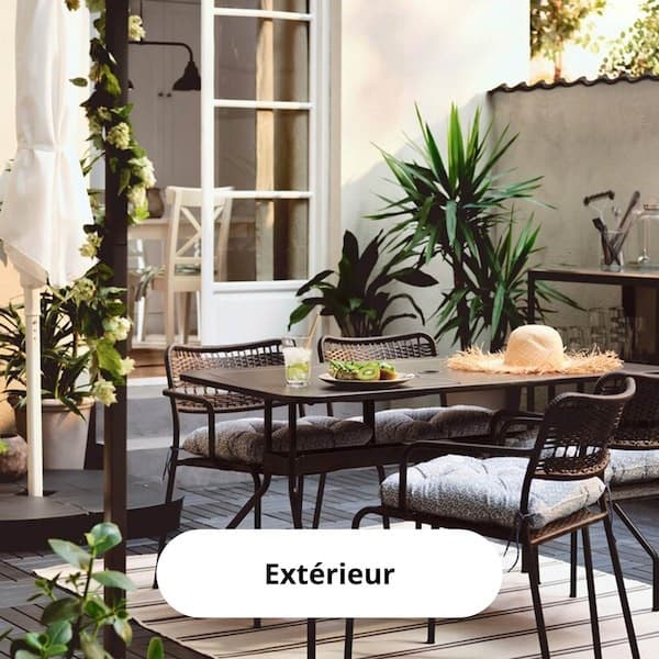 Table de jardin sur un balcon orné par des plantes