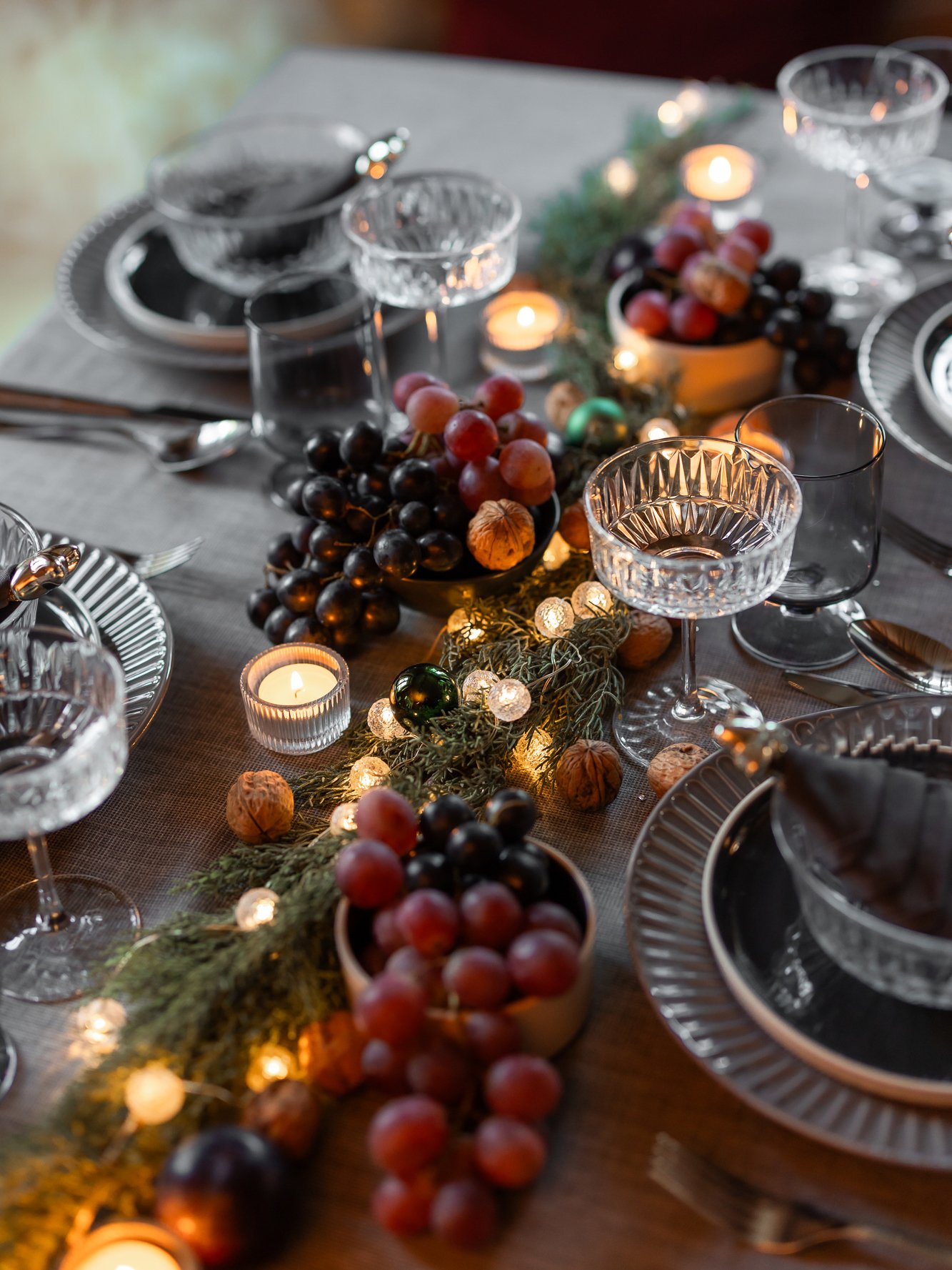 Table de Noël avec verres, assiettes et fruits