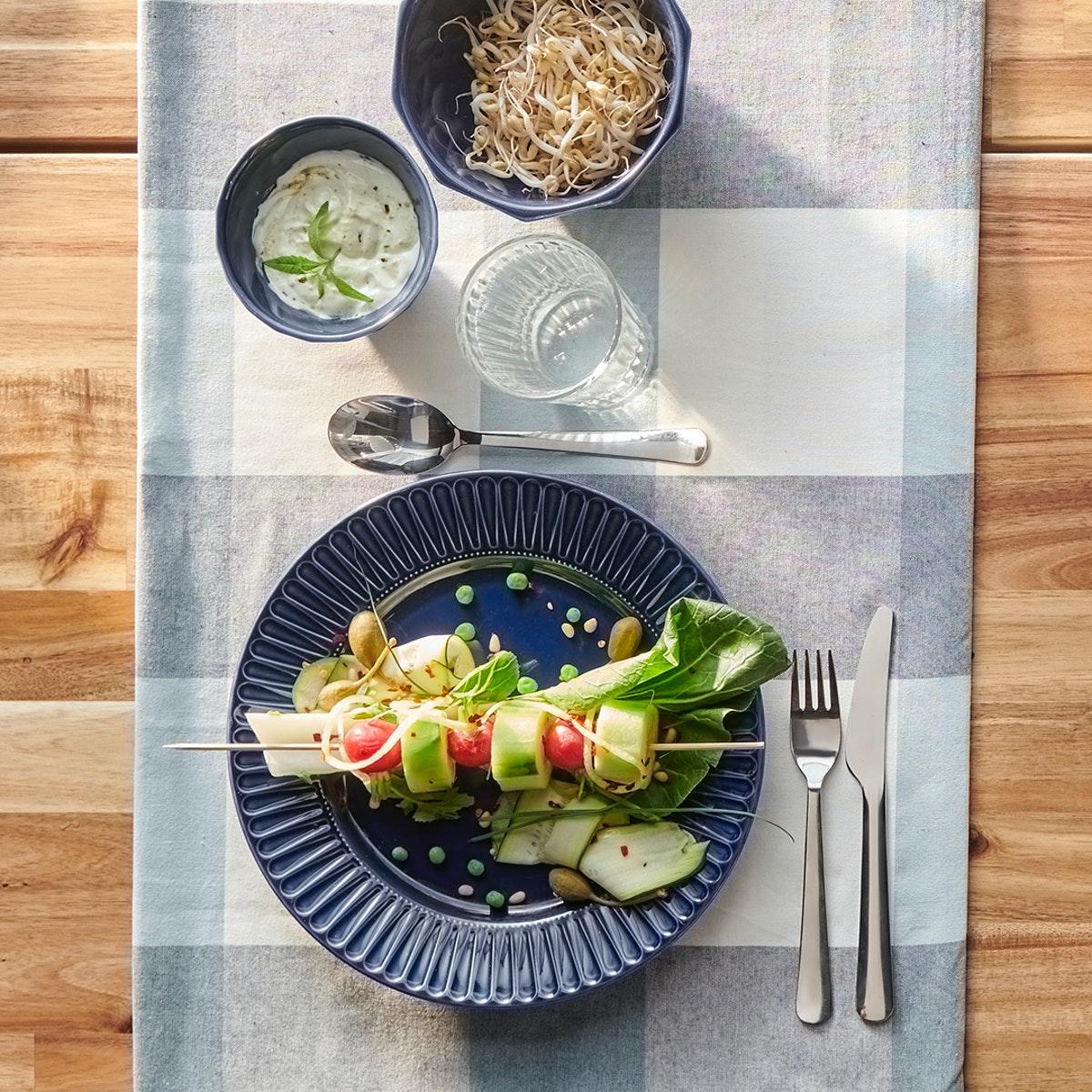 Table dressée avec de la vaisselle STRIMMIG