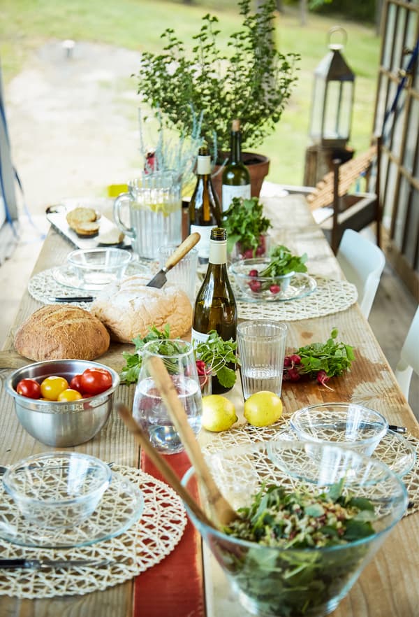 Table dressée avec des salades et des plantes.