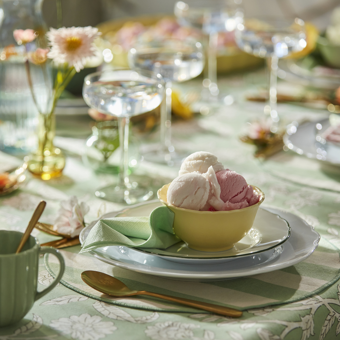 table dressée pour un repas colorés 