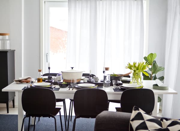 Table et chaises en noir et blanc.