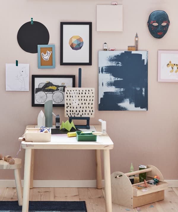 Table FLISAT pour enfant et œuvres encadrées.