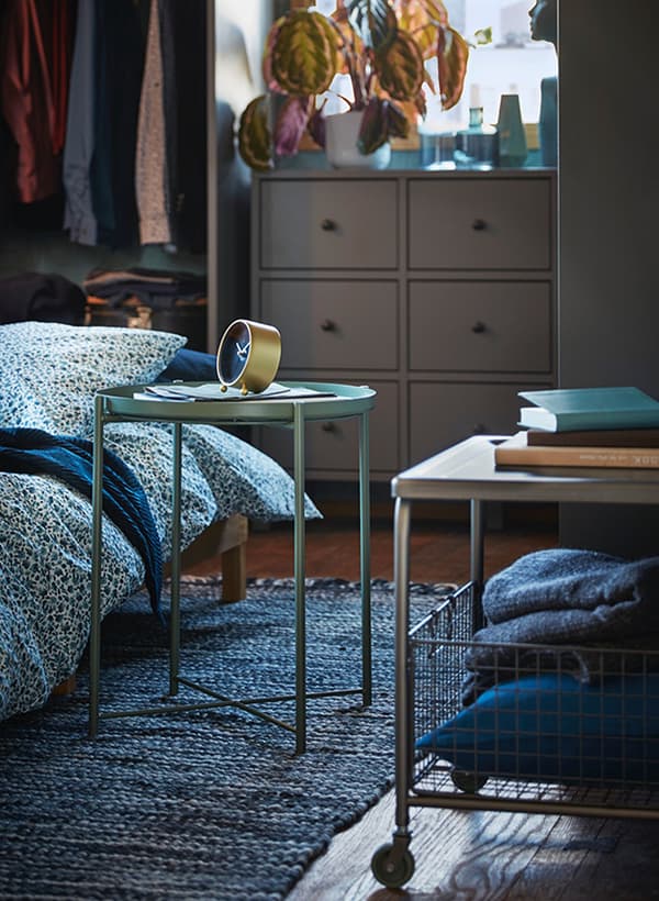 Table/plateau GLADOM servant de table d'appoint et de chevet dans un studio