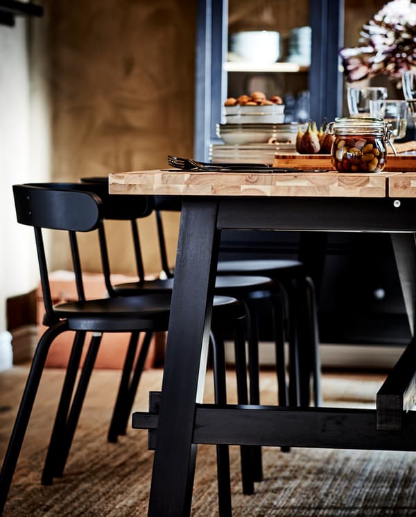 table-skogsta-noir-acacia-chaises-yngvar-noir