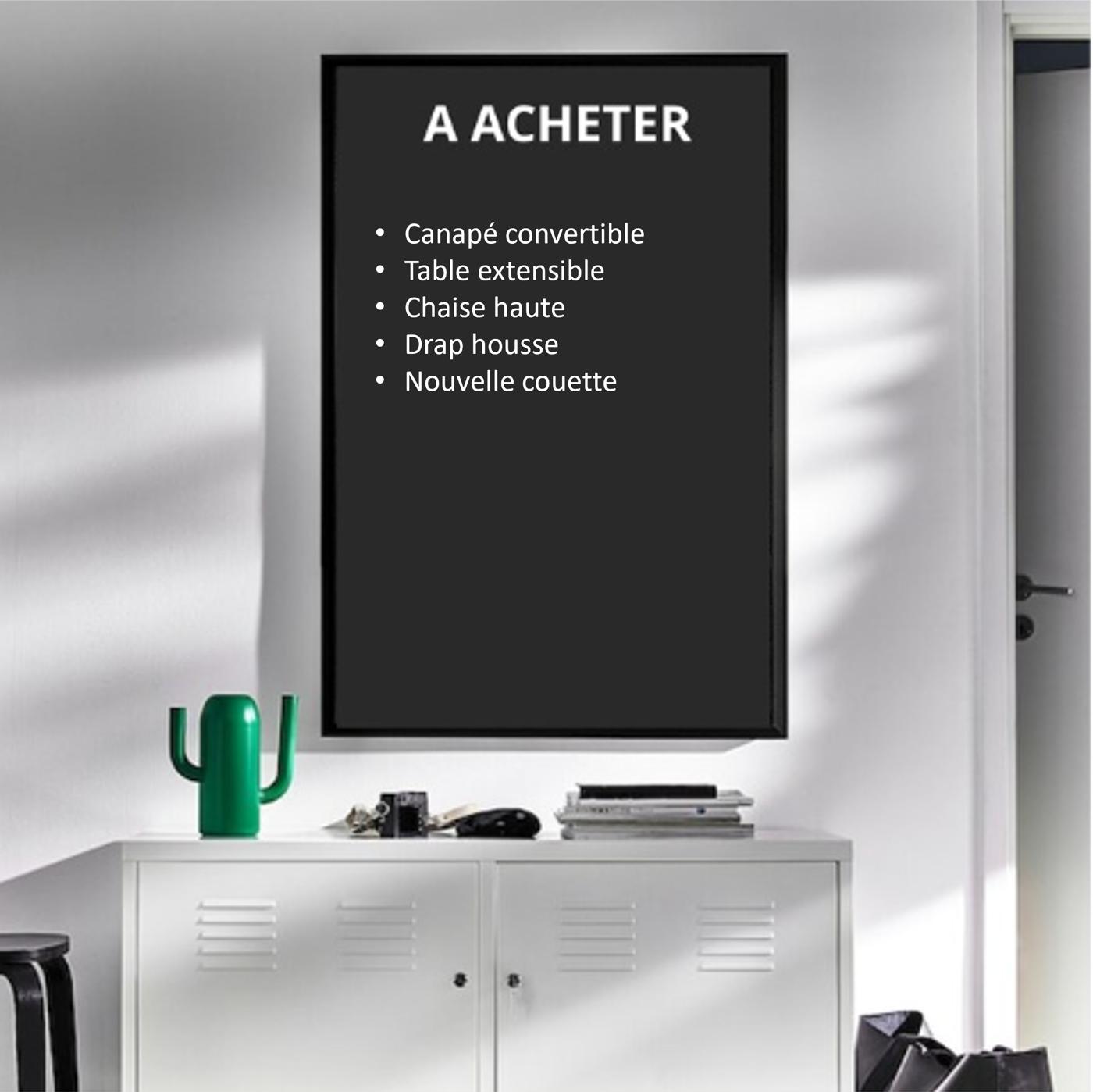 Tableau noir portant une liste de course, accroché sur un mur blanc au-dessus d'un meuble métallique blanc