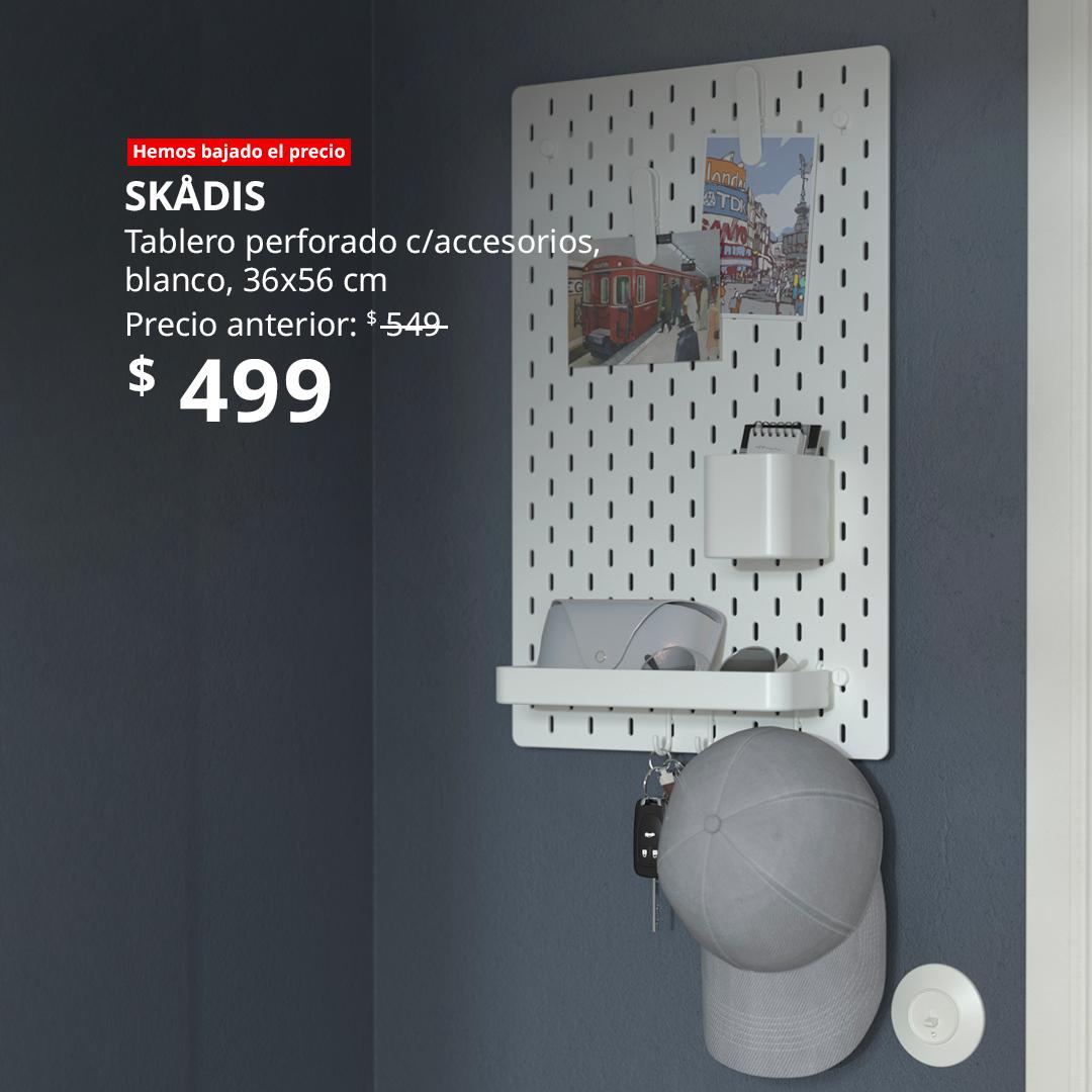 Tablero perforado SKÅDIS blanco con accesorios, colcoado en una pared.