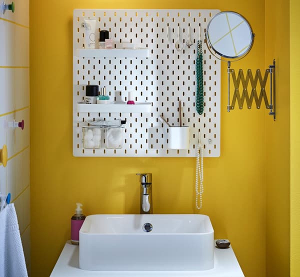 Tablero perforado SKÅDIS para organizar el baño