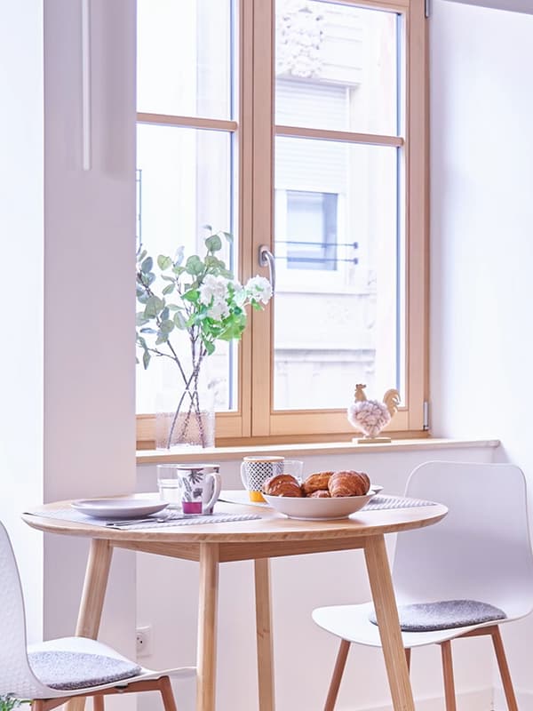 Tables et chaises.