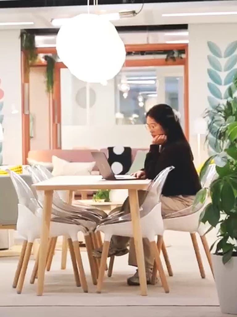 Tables et chaises avec une personne dessus.